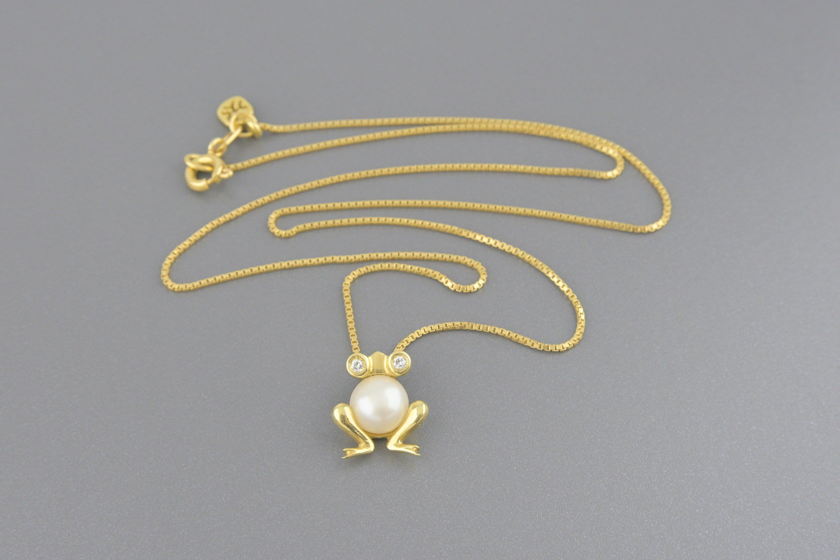 Colar Sapo em Ouro Amarelo 18k com Pérola de 7mm e Aprox. 4pts de Brilhantes
