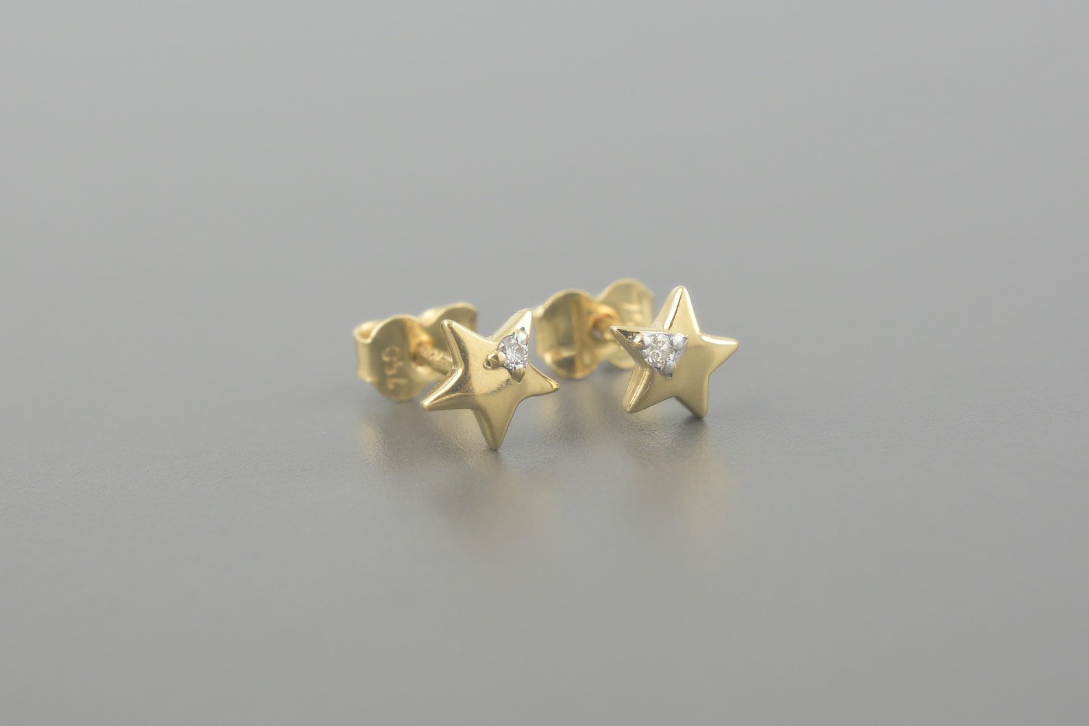 Brincos Estrela em Ouro Amarelo 18k com Brilhantes