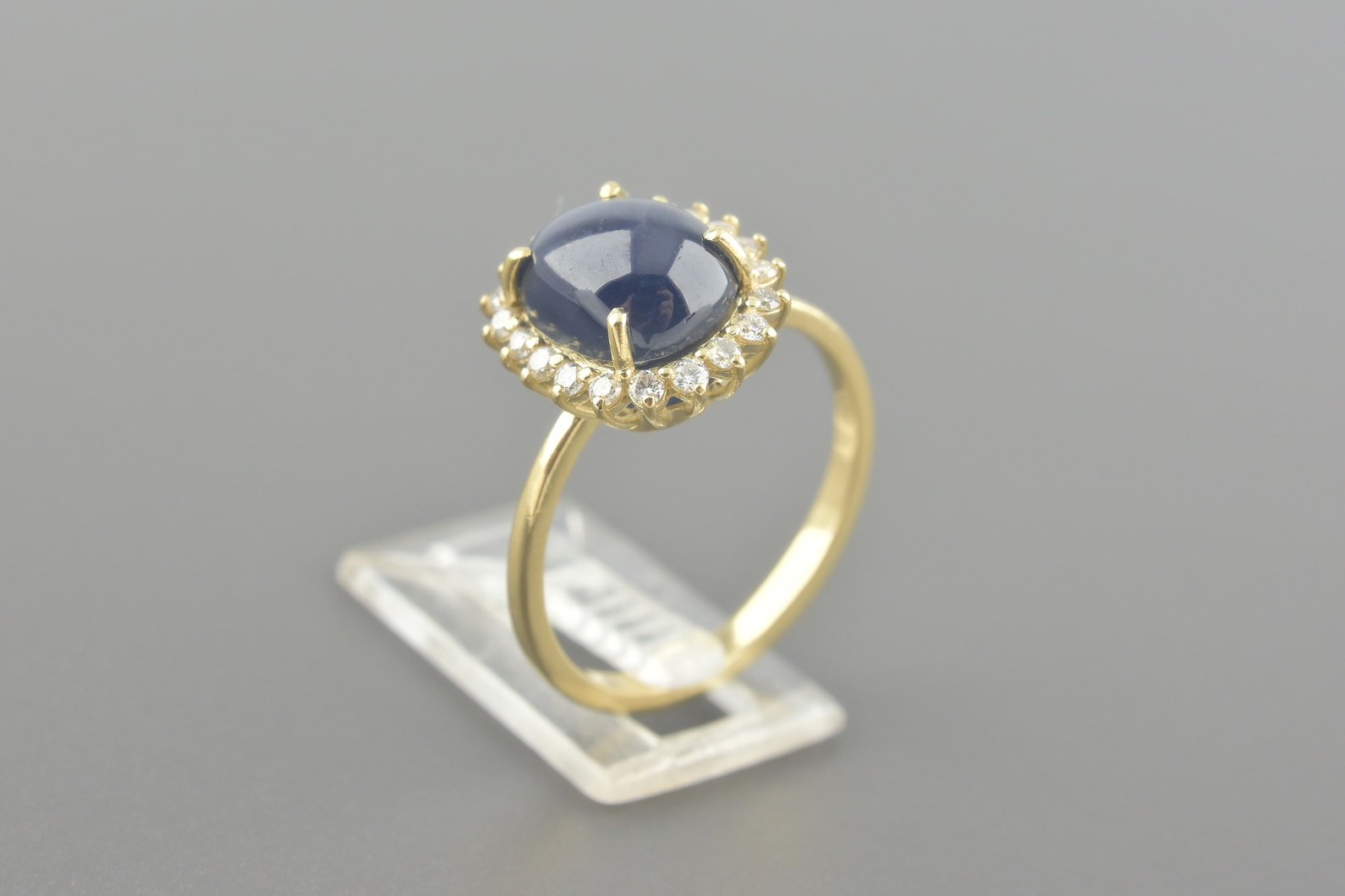 Anel em Ouro Amarelo 18k com Safira Cabochon de 9.5x8.0mm e Aprox. 20pts de Brilhantes