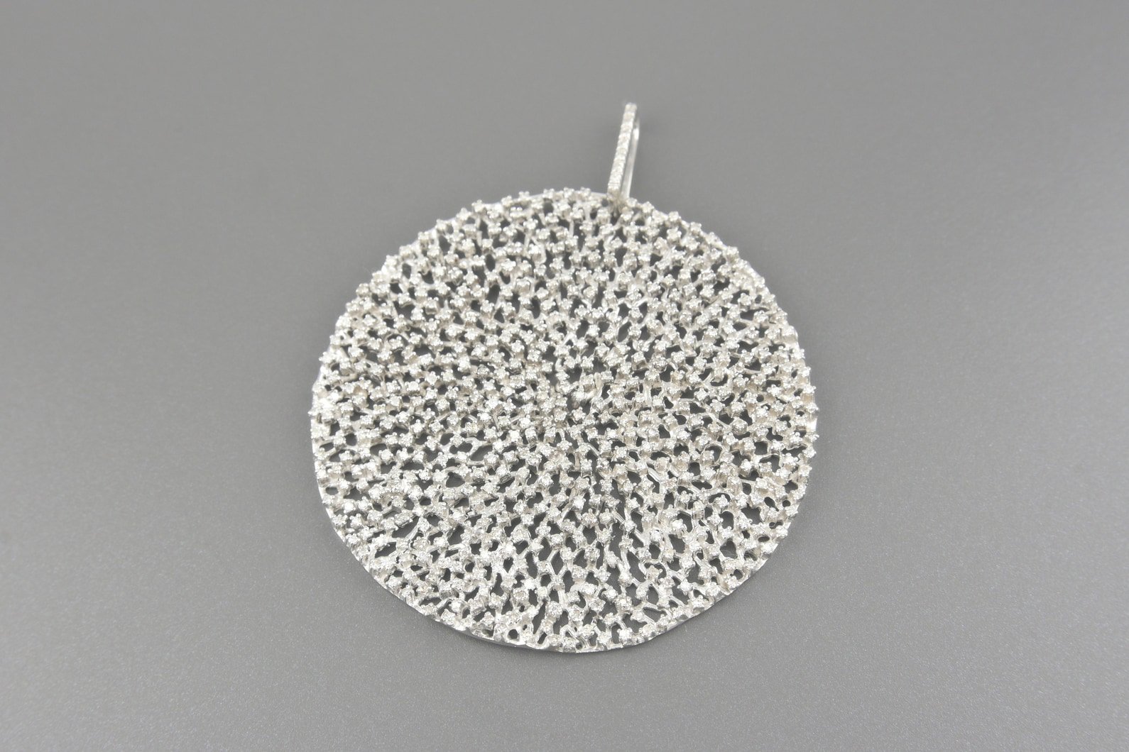 Pingente em Ouro Branco 18k com Aprox. 2.76ct de Brilhantes