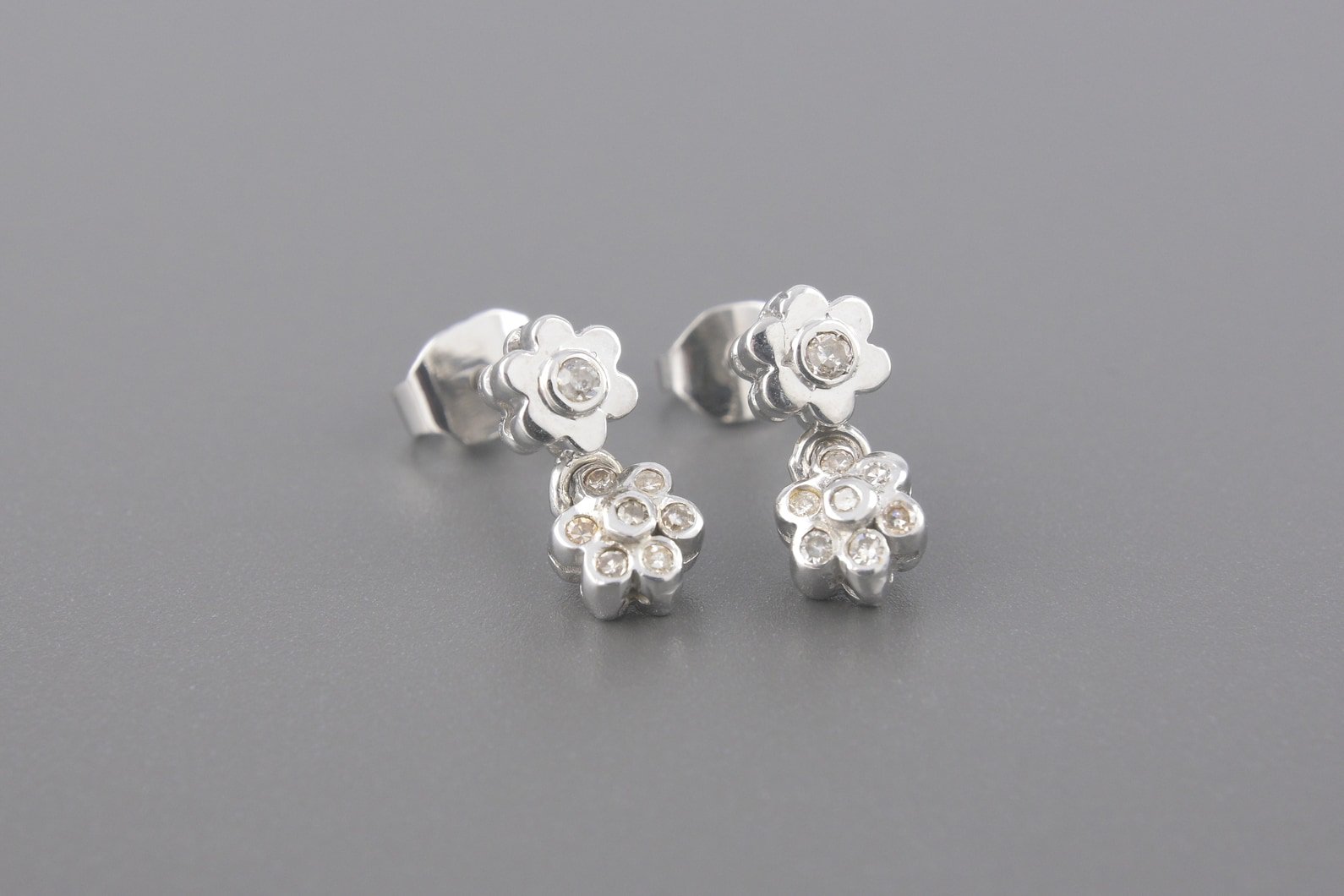 Brincos Flores em Ouro Branco 18k com Aprox. 9pts de Diamantes