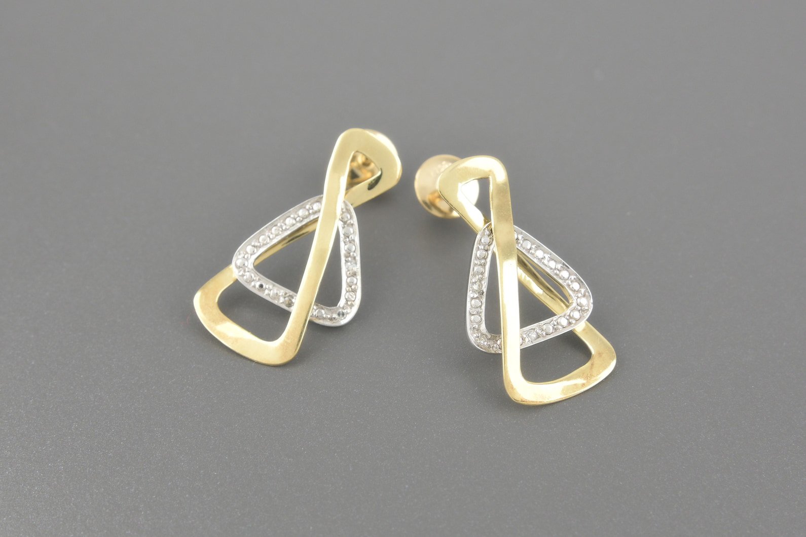 Brincos em Ouro Amarelo e Branco 18k com Aprox. 3pts de Brilhantes