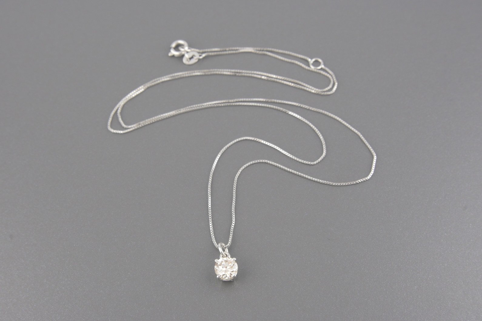 Colar Ponto de Luz em Ouro Branco 18k com Brilhante de Aprox. 0.36ct