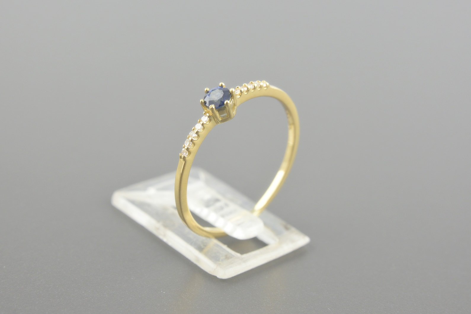 Anel Solitário em Ouro Amarelo 18k com Safira de Aprox. 10pts e Aprox. 5pts de Brilhantes