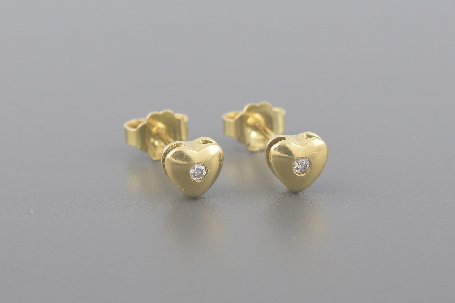 Brincos Coração em Ouro Amarelo 18k com Aprox. 2pts de Brilhantes