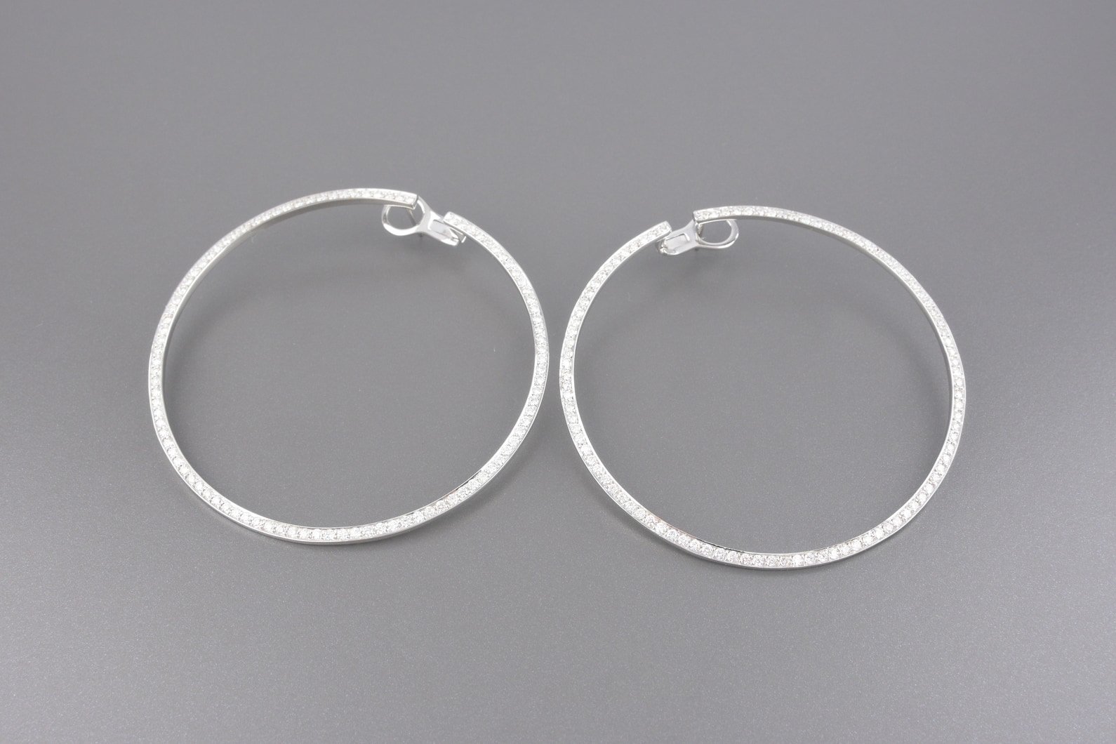 Brincos em Ouro Branco 18k com Aprox. 1.96ct de Brilhantes