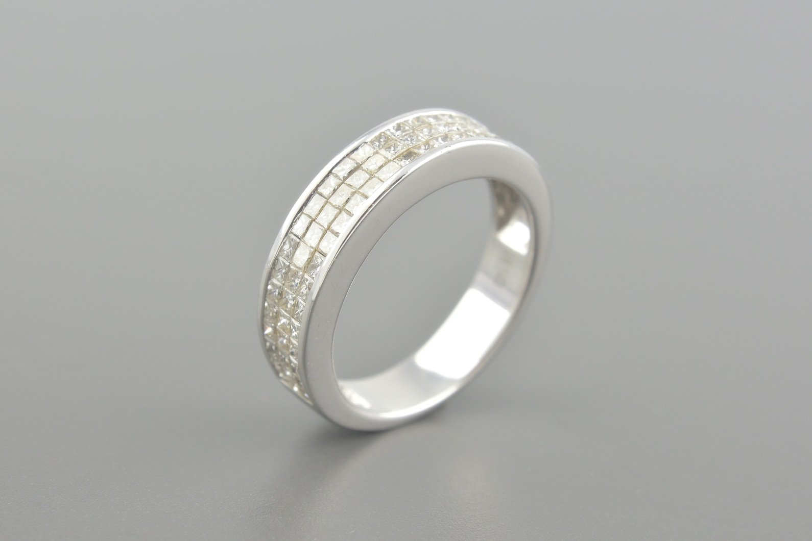 Anel em Ouro Branco 18k com Aprox. 0.69ct de Diamantes Princess