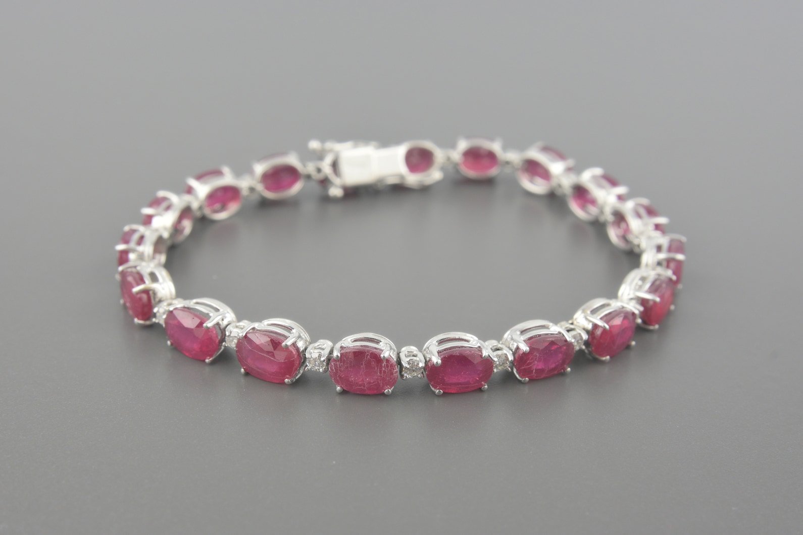 Pulseira Riviera em Ouro Branco 18k com Aprox. 15.2ct de Rubis (7x5mm) e Aprox. 57pts de Brilhantes