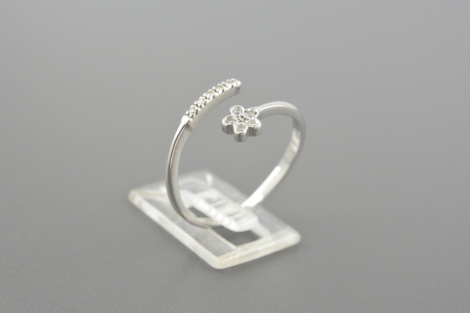 Anel em Ouro Branco 18k com Aprox. 7.5pts de Brilhantes