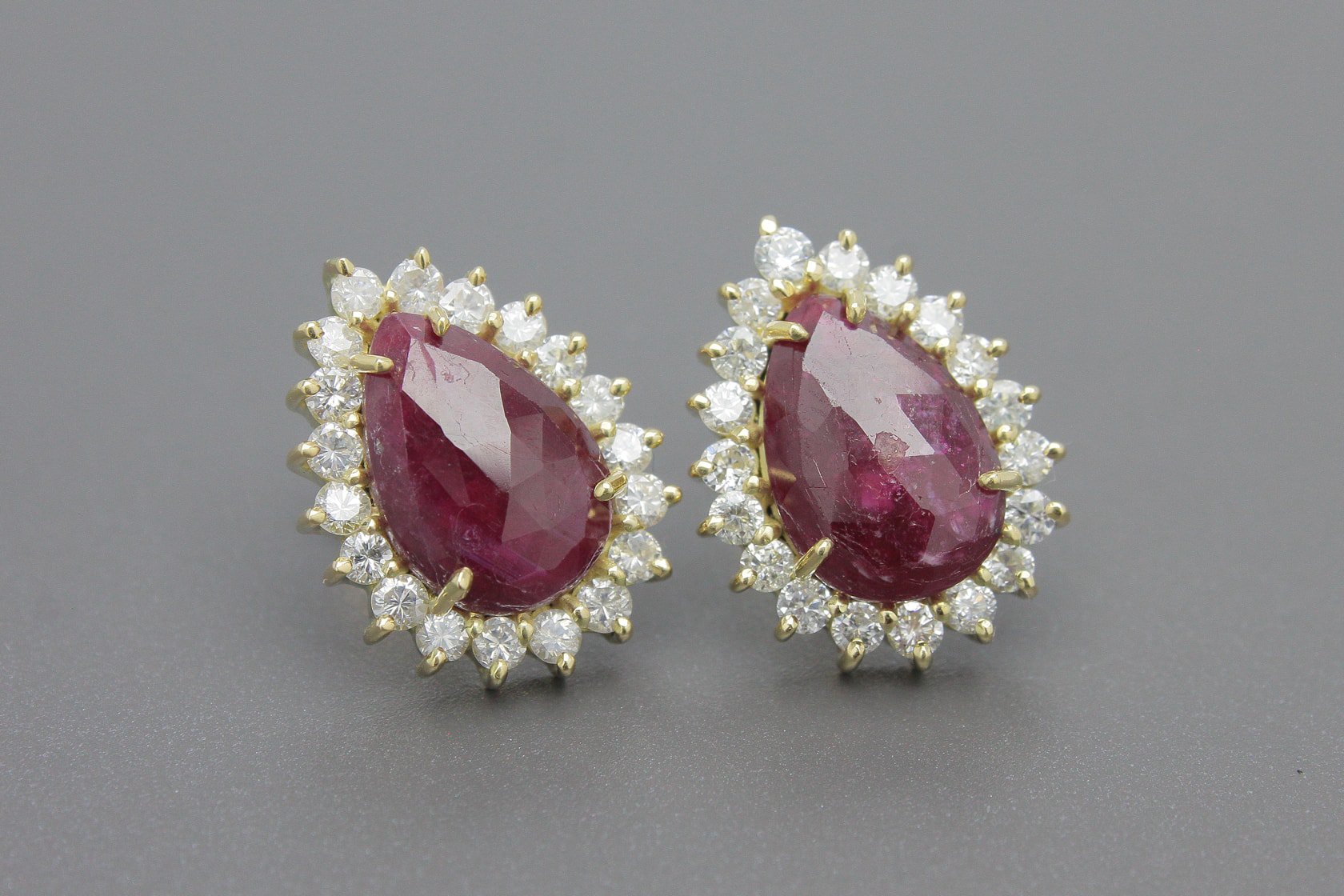 Brincos em Ouro Amarelo 18k com Rubis de 12x8mm e Aprox. 1.14ct de Brilhantes