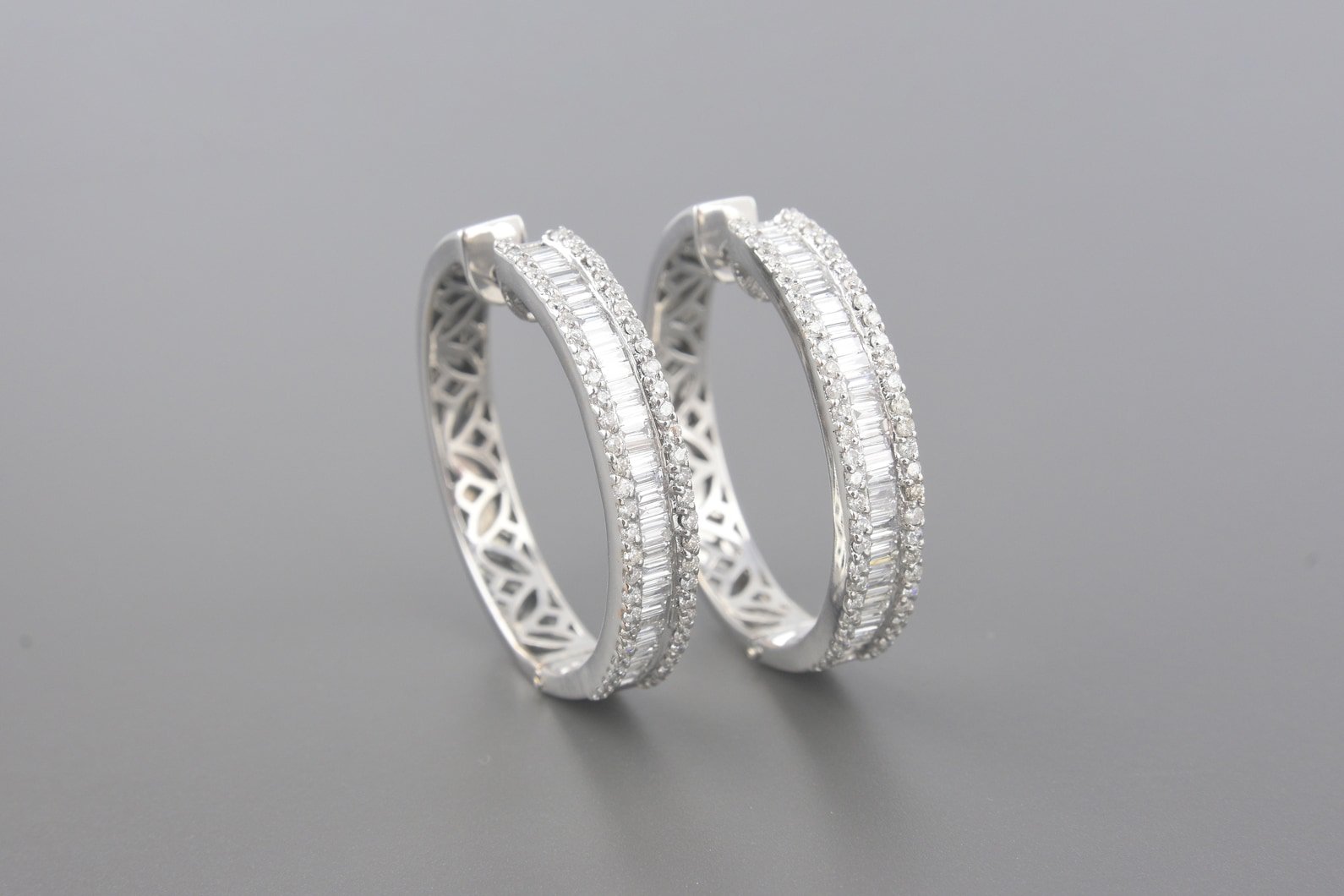 Brincos Argola em Ouro Branco 18k com Aprox. 2.2ct de Diamantes (~1.7ct de Brilhantes e ~50pts de Baguete)