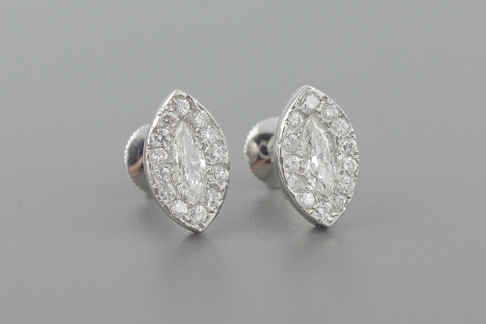 Brincos em Ouro Branco 18k com Aprox. 86pts de Diamantes (Navetes de 30pts)
