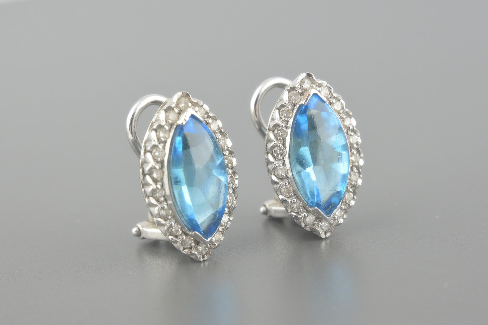 Brincos em Ouro Branco 18k com Topázios de 14x7mm e Aprox. 36pts de Brilhantes