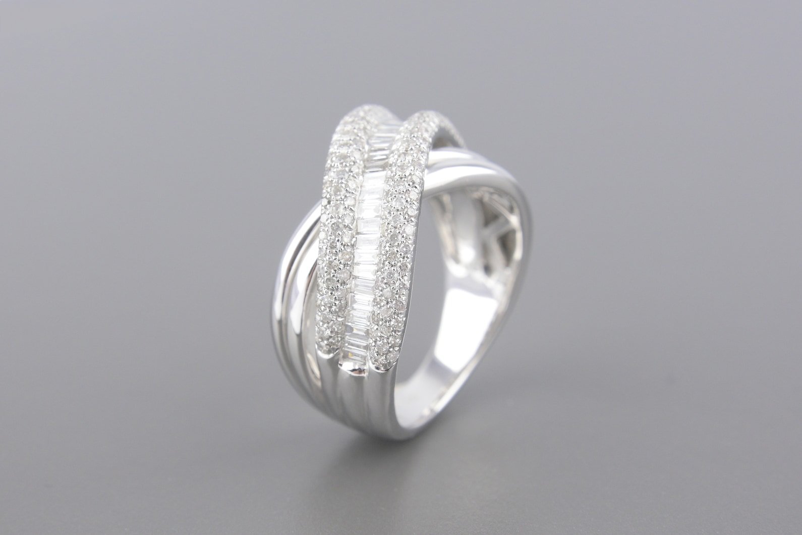 Anel em Ouro Branco 18k com Aprox. 1.3ct de Diamantes