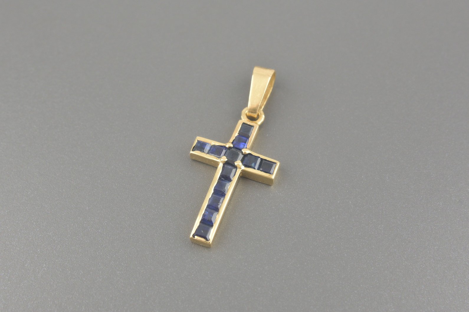 Pingente Cruz em Ouro Amarelo 18k com Safiras de 2mm