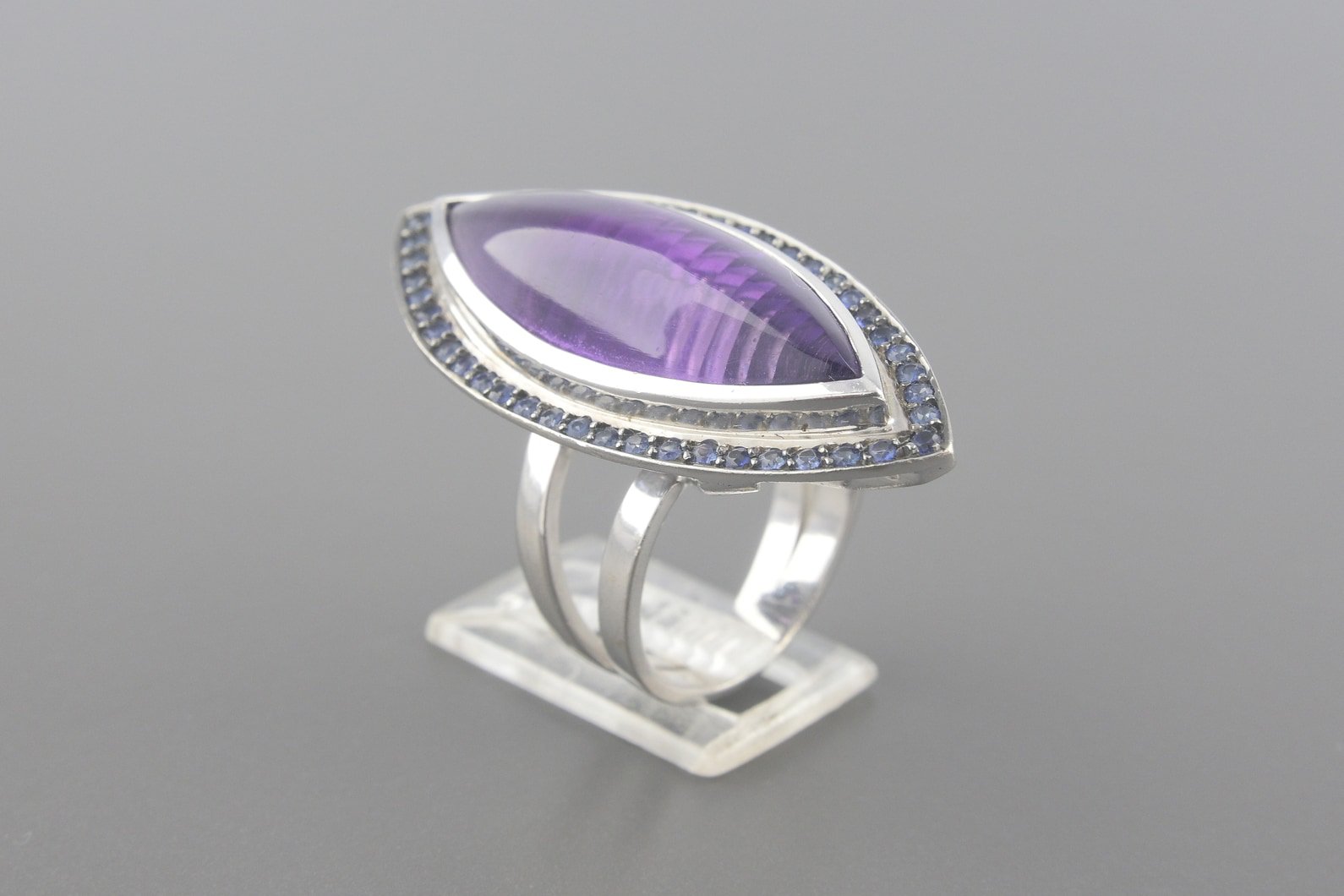 Anel em Ouro Branco 18k com Ametista de 29x12mm e Aprox. 46pts de Safiras