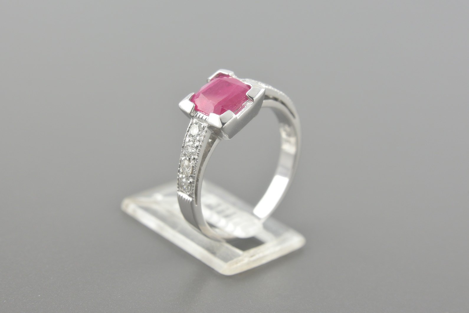 Anel Solitário em Ouro Branco 18k com Rubi de Aprox. 1.15ct (6x6mm) e Aprox. 0.25ct de Brilhantes