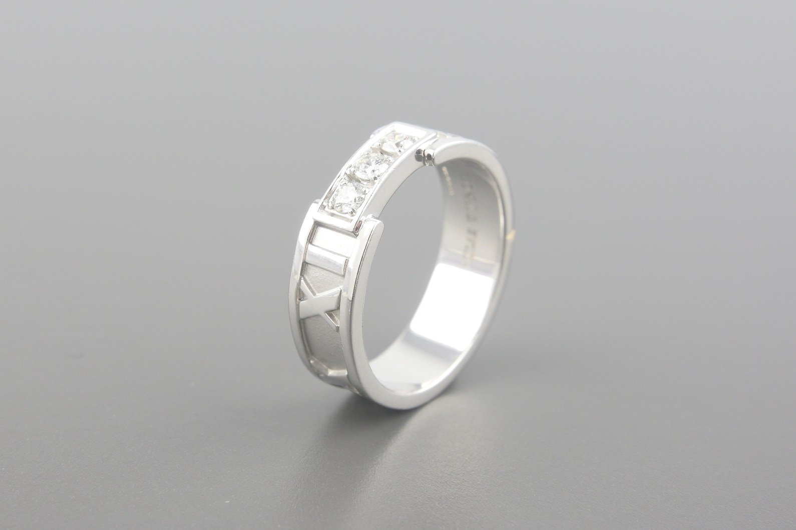 Anel Atlas em Ouro Branco 18k com Aprox. 30pts de Brilhantes