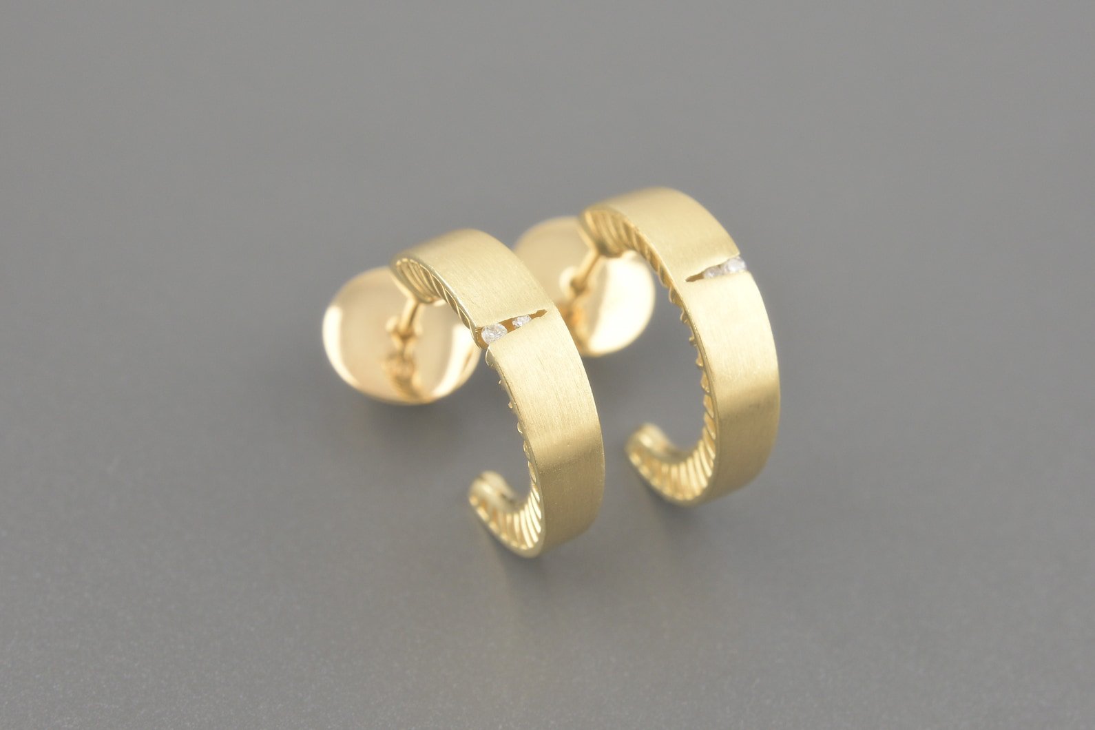 Brincos em Ouro Amarelo 18k com Aprox. 3pts de Brilhantes