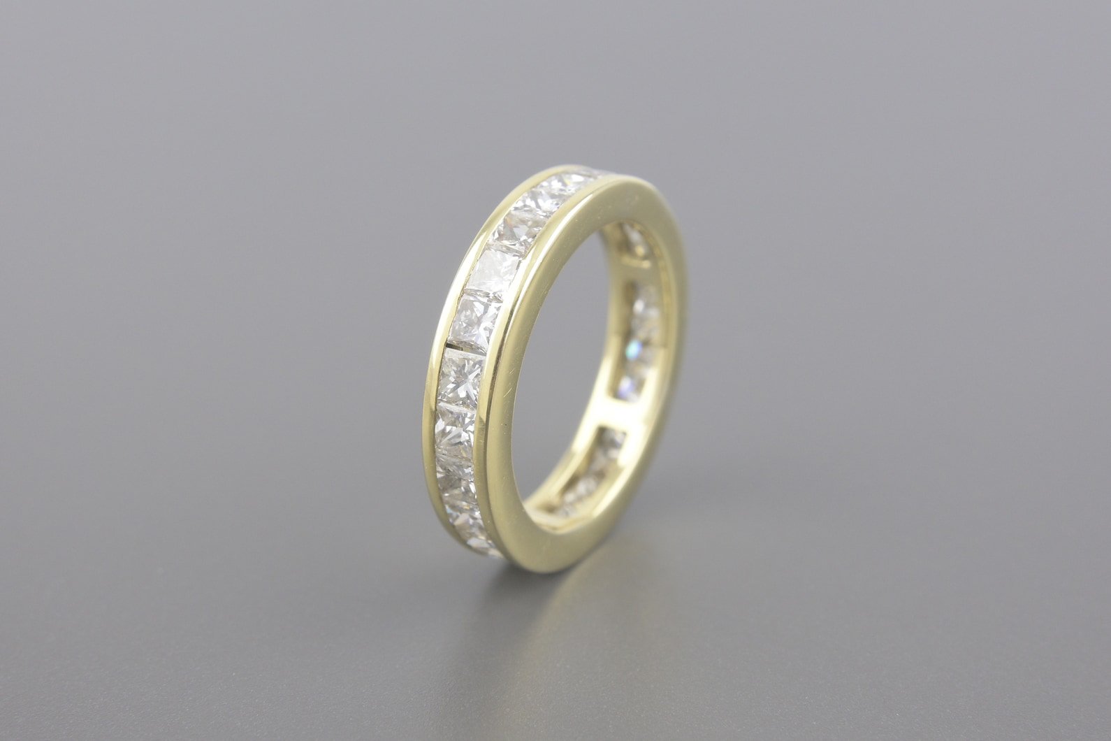 Aliança Inteira em Ouro Amarelo 18k com Aprox. 2.8ct de Diamantes Princess