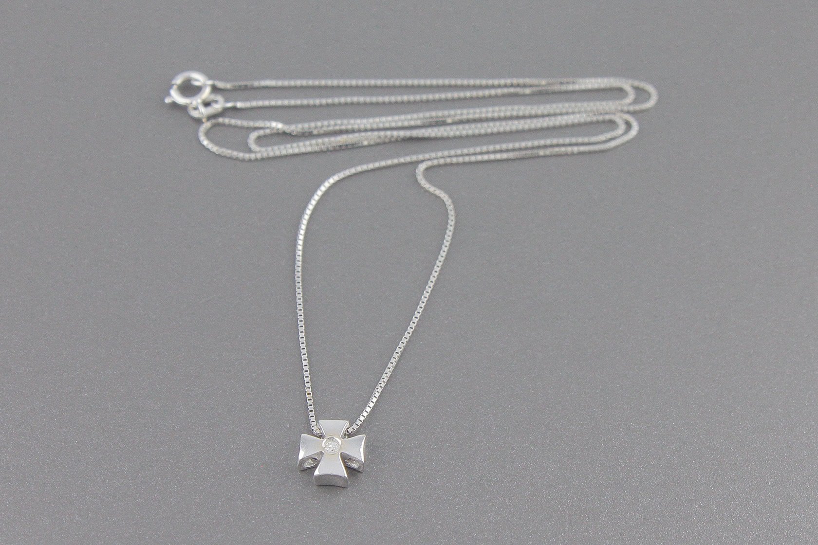 Colar Cruz em Ouro Branco 18k com Brilhante