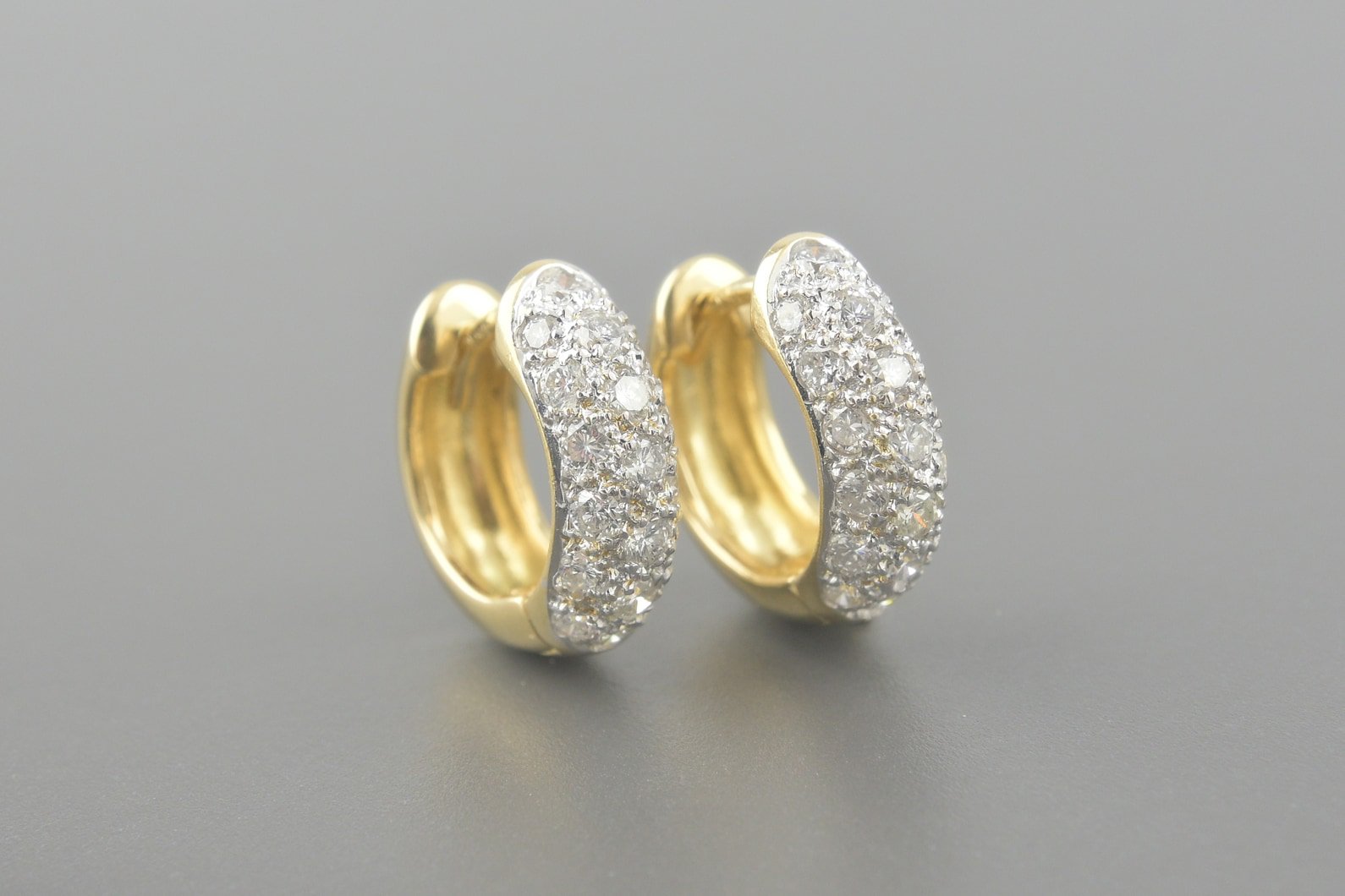 Brincos Argola em Ouro Amarelo 18k com Aprox. 38pts de Brilhantes