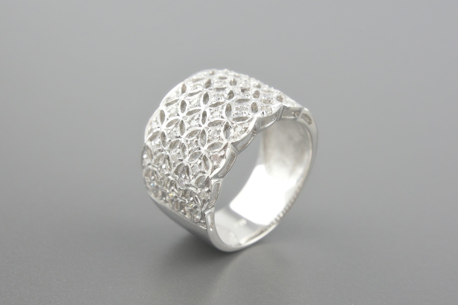 Anel em Ouro Branco 18k com Aprox. 19pts de Brilhantes