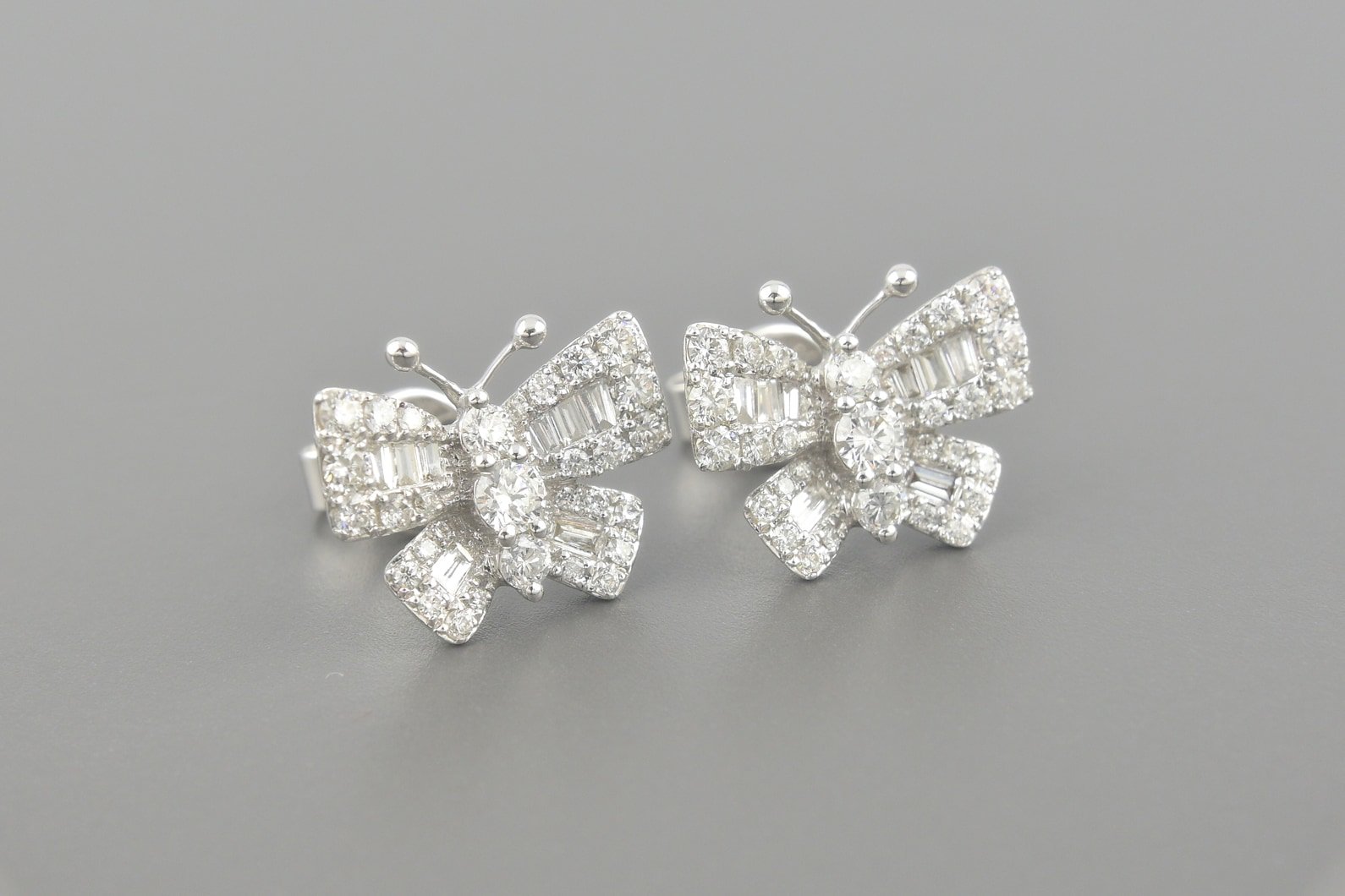 Brincos Borboleta em Ouro Branco 18k com Aprox. 88pts de Diamantes