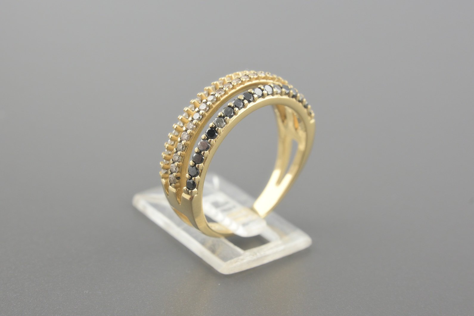 Anel em Ouro Amarelo 18k com Aprox. 45pts de Diamantes Brancos, Brown e Negros