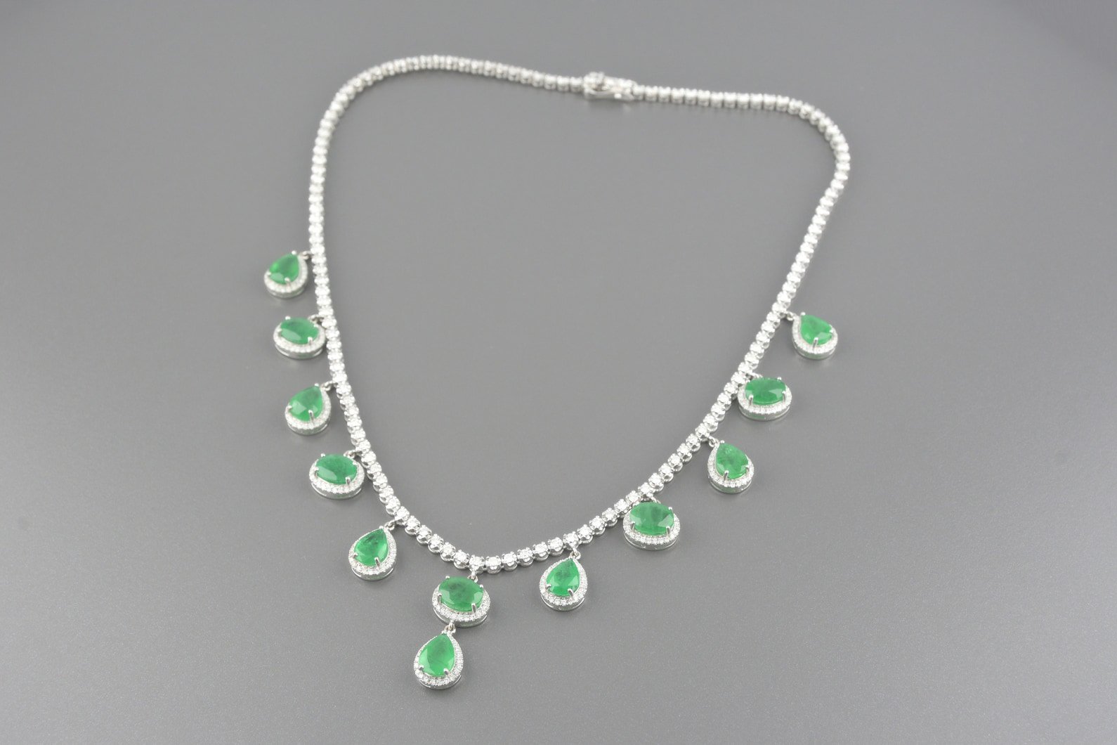 Gargantilha Riviera em Ouro Branco 18k com 14.31ct de Esmeraldas (Lap. Gota e Oval) e 4.54ct de Diamantes Lap. Brilhante (Acompanha Certificado de Garantia Laura Marchi)