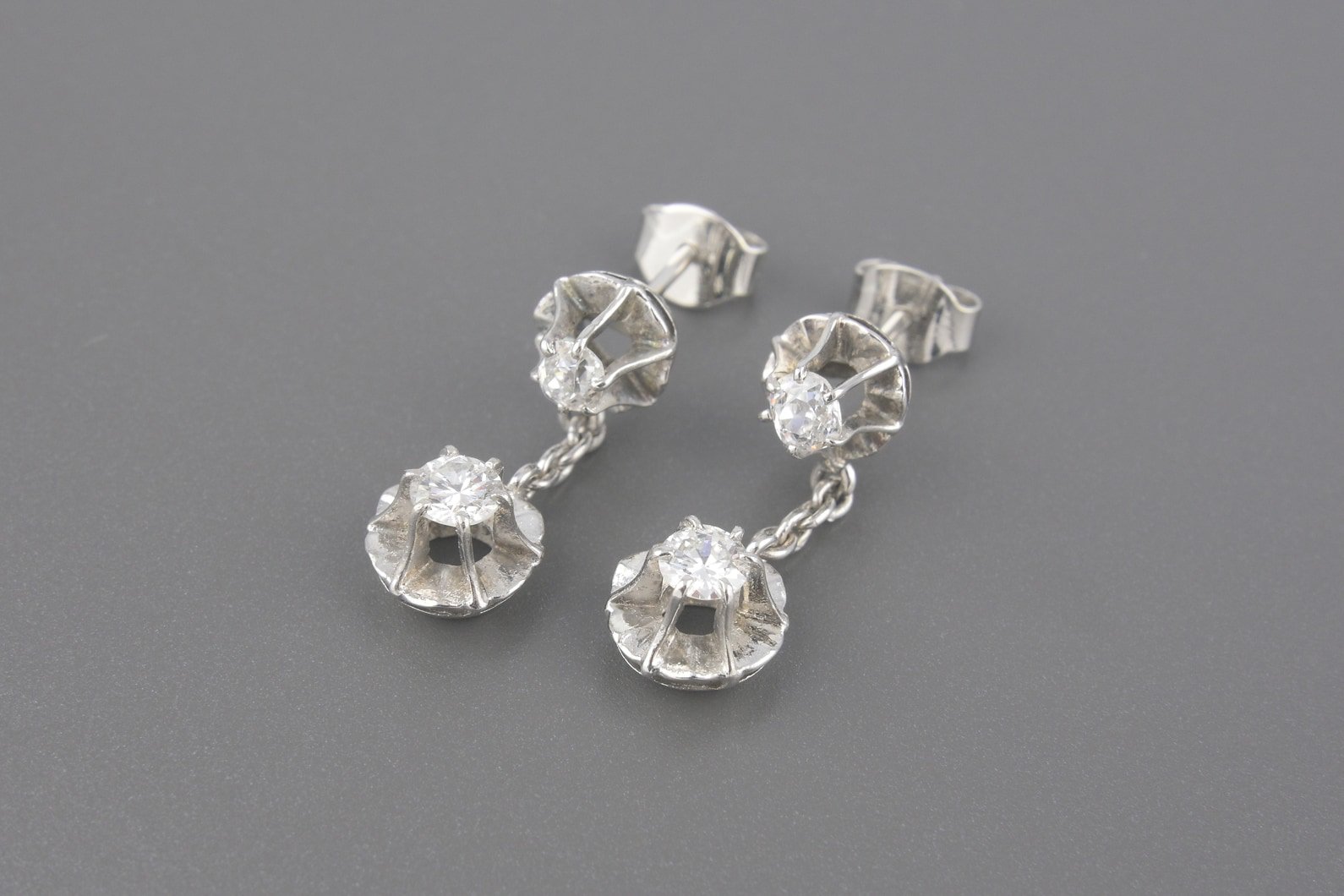 Brincos em Ouro Branco com Aprox. 78pts de Diamantes