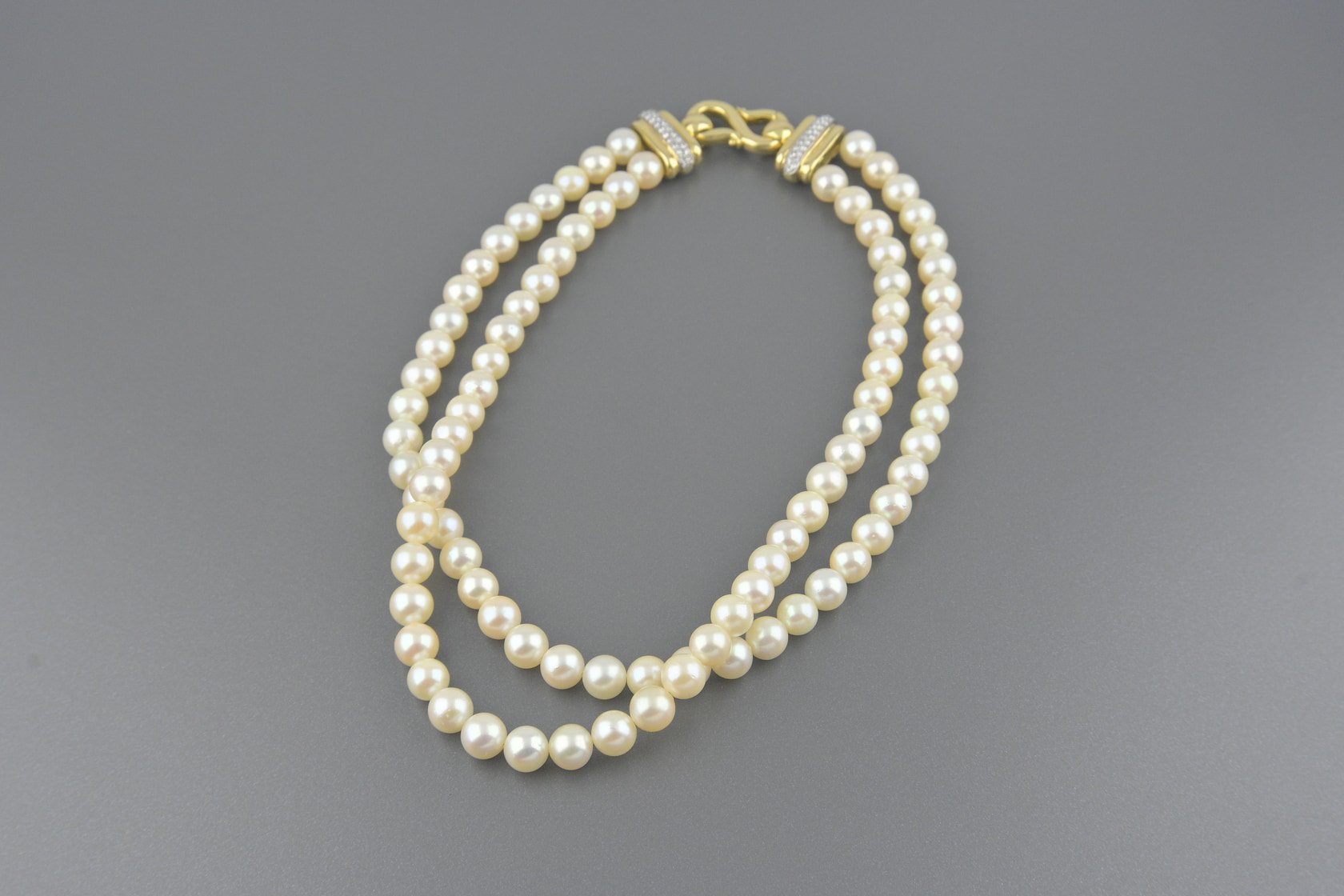 Gargantilha de Pérolas de 7mm e Fecho em Ouro Amarelo 18k com Aprox. 24pts de Brilhantes