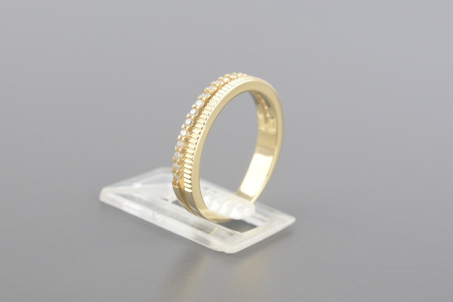Anel em Ouro Amarelo 18k com Aprox. 21pts de Brilhantes