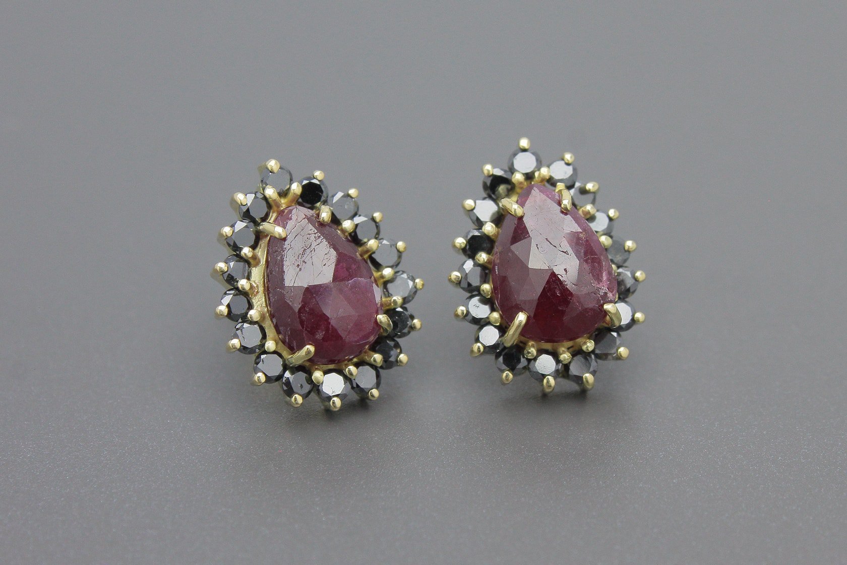 Brincos em Ouro Amarelo 18k com Rubis de 10x7mm e Aprox. 1.0ct de Diamantes Negros