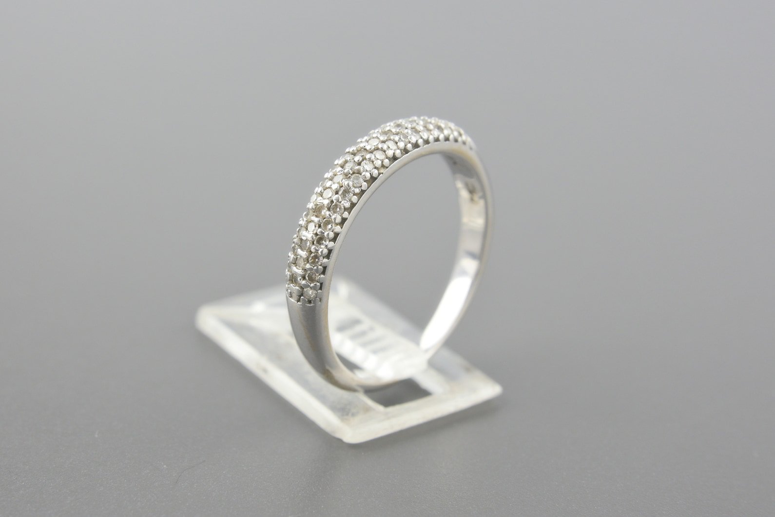 Anel em Ouro Branco 18k com Aprox. 26pts de Brilhantes