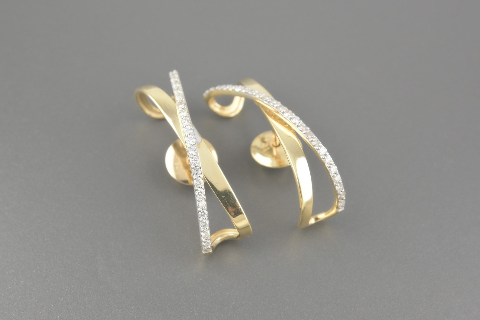 Brincos em Ouro Amarelo 18k com Aprox. 48pts de Brilhantes