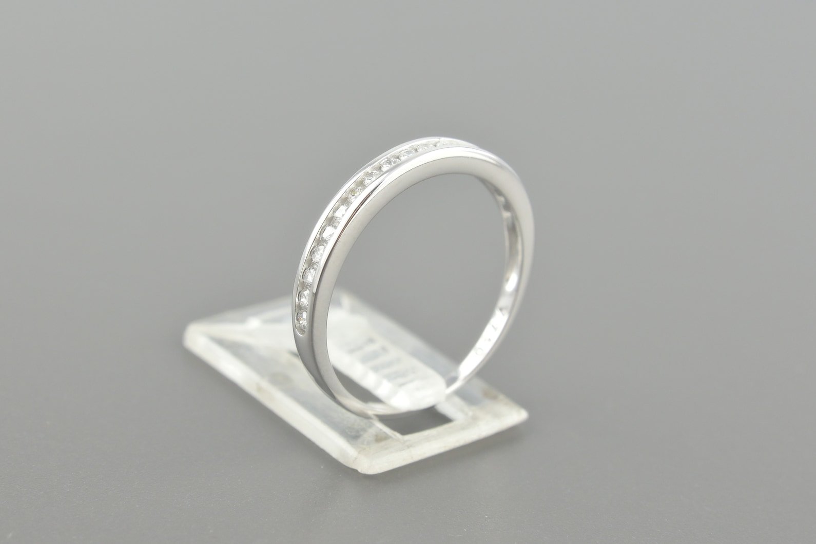 Meia Aliança em Ouro Branco 18k com Aprox. 18pts de Diamantes