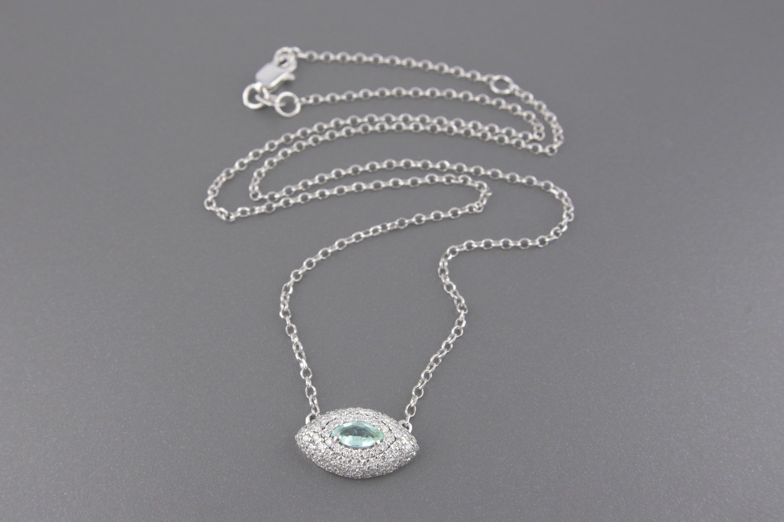 Colar em Ouro Branco 18k com Turmalina Paraiba de 6x3mm e Aprox. 63pts de Brilhantes