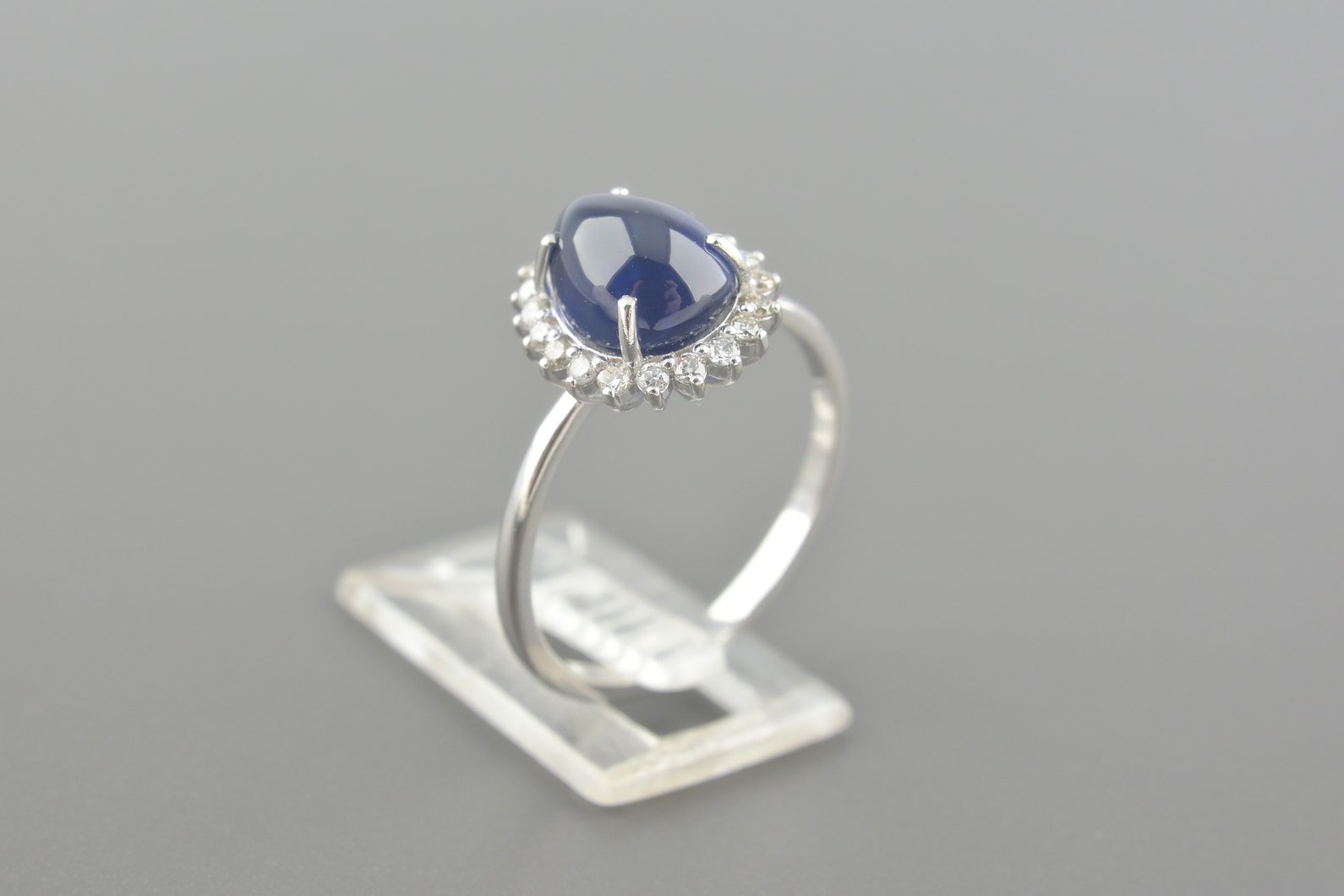 Anel em Ouro Branco 18k com Safira Cabochon de 9x7mm e Aprox. 20pts de Brilhantes