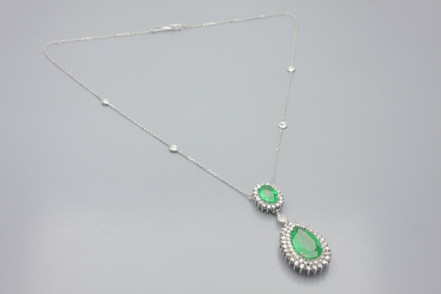 Colar em Ouro Branco 18k com Aprox. 5.06ct de Esmeraldas e Aprox. 2ct de Brilhantes