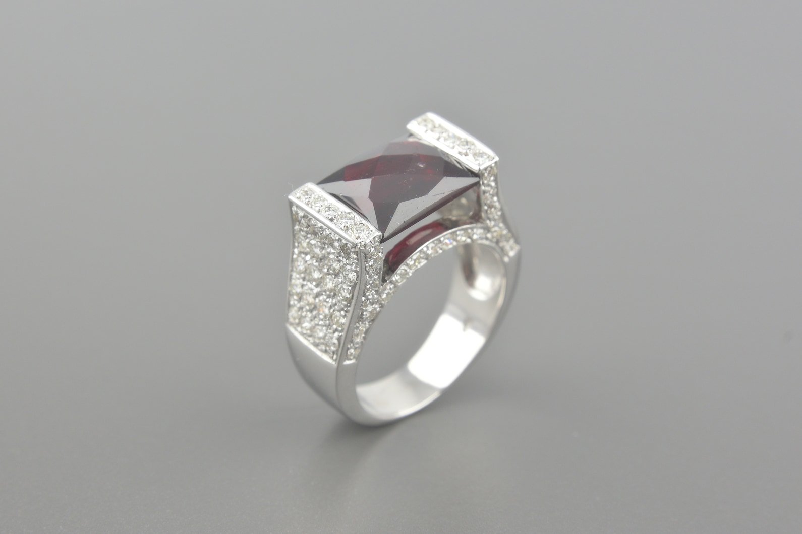 Anel em Ouro Branco 18k com Rodolita de 10x9mm e Aprox. 92pts de Brilhantes