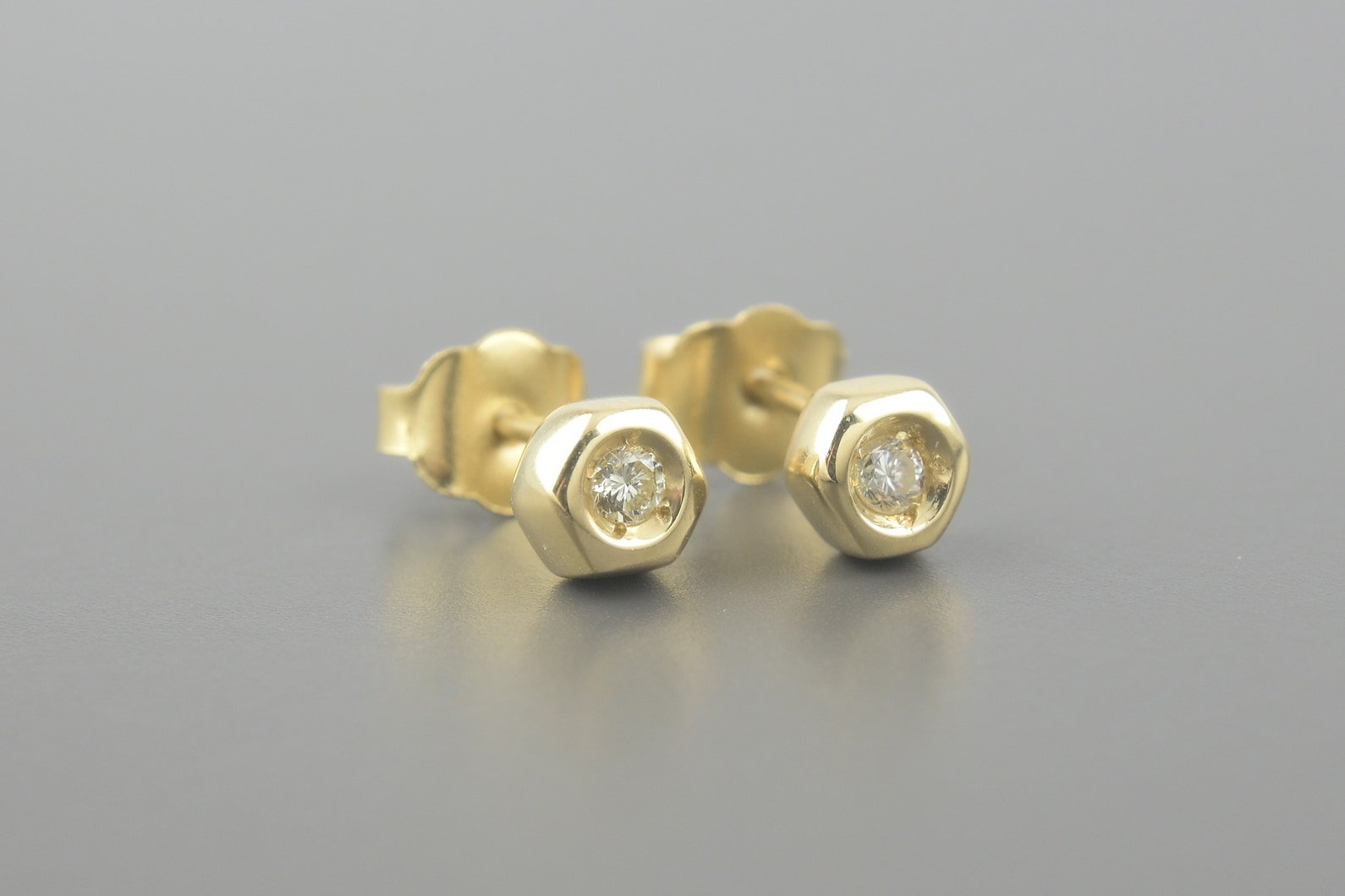 Brincos Solitários em Ouro Amarelo 18k com Aprox. 12pts de Brilhantes
