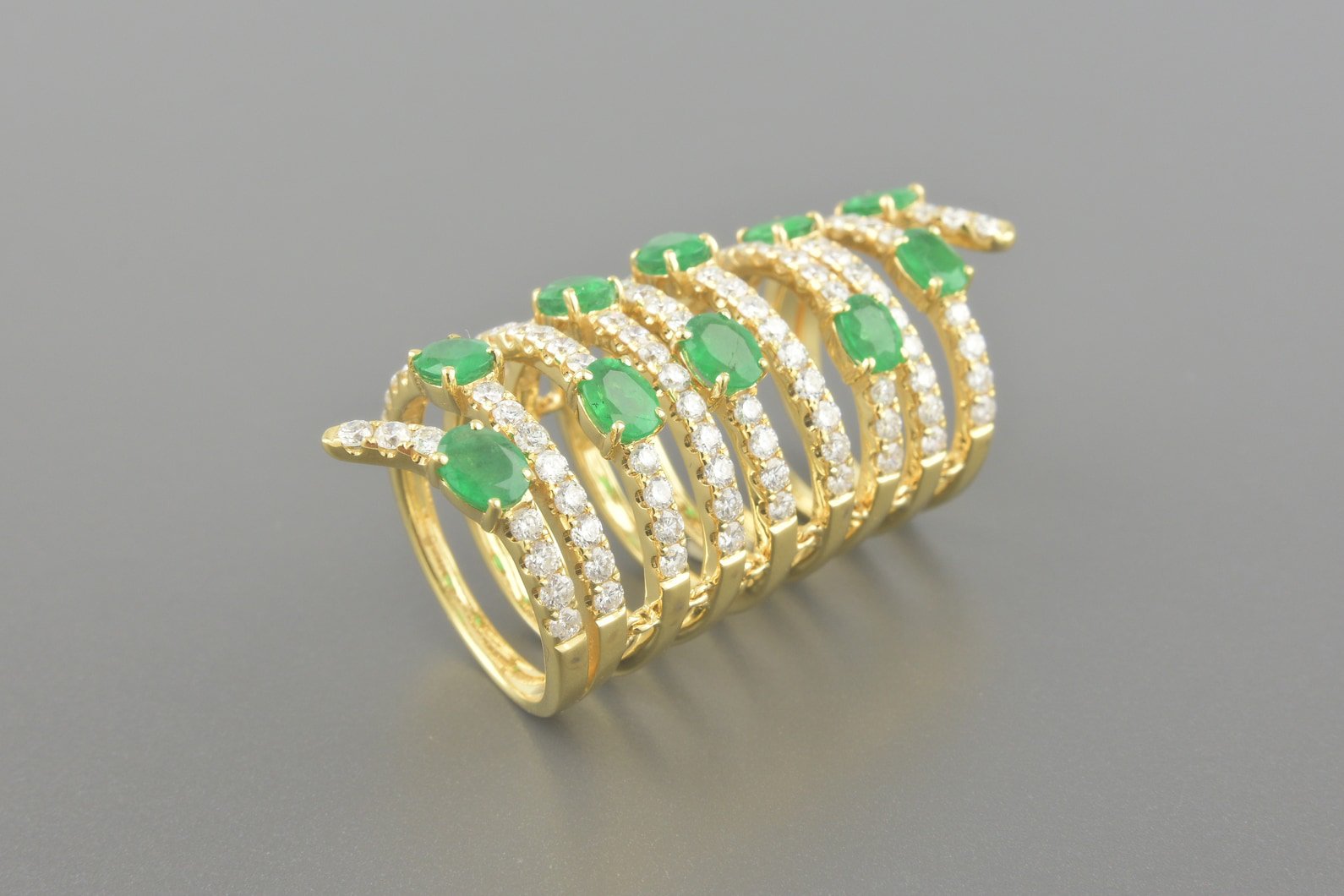 Anel Articulado em Ouro Amarelo 18k com Aprox. 3.0ct de Esmeraldas e Aprox. 2.95ct de Brilhantes