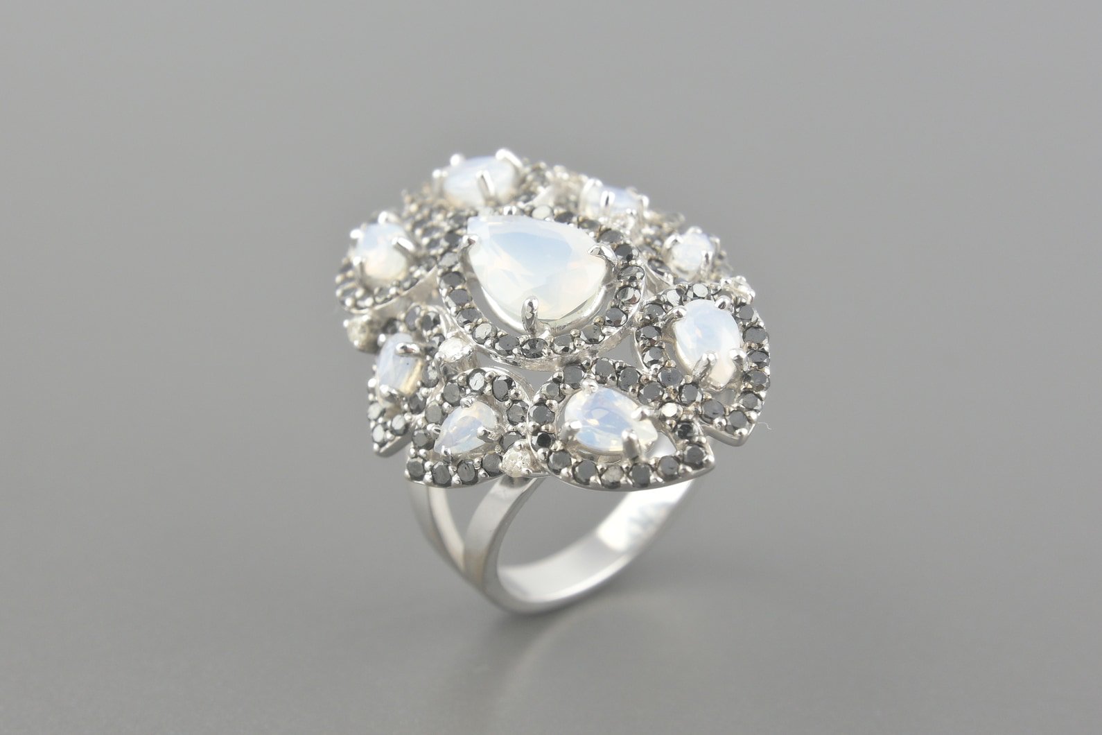 Anel em Ouro Branco 18k com Opalas Leitosos e Diamantes Negros e Brancos