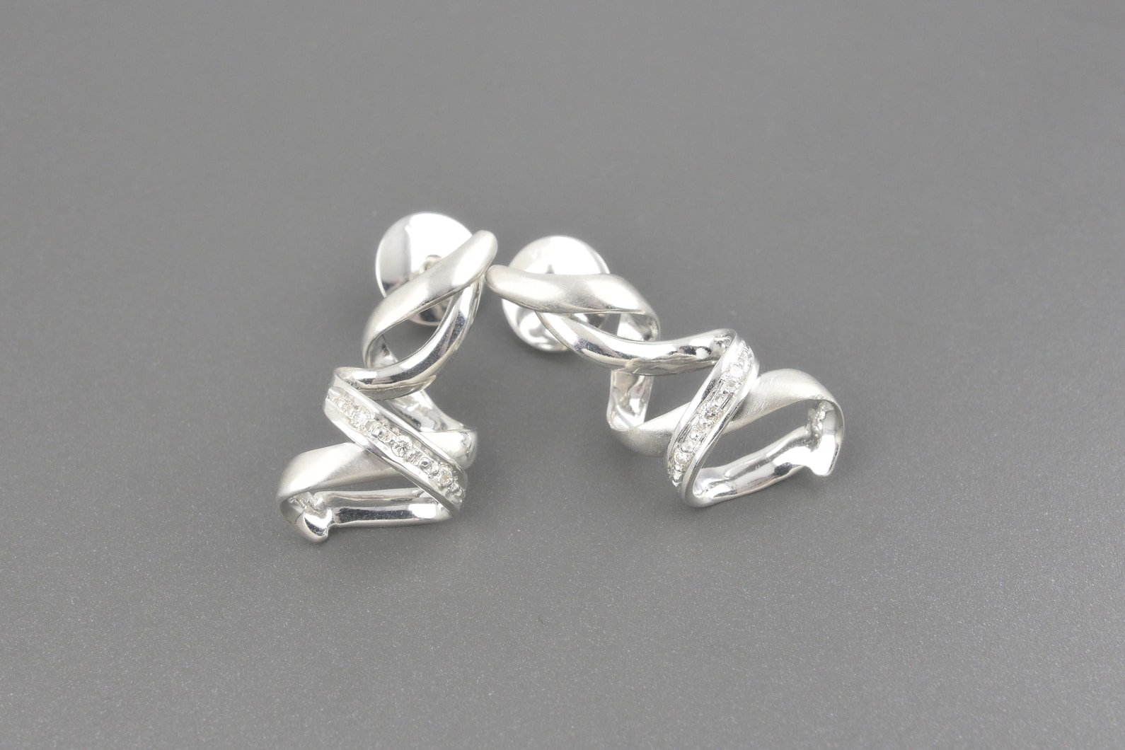 Brincos em Ouro Branco 18k com Aprox. 6pts de Brilhantes
