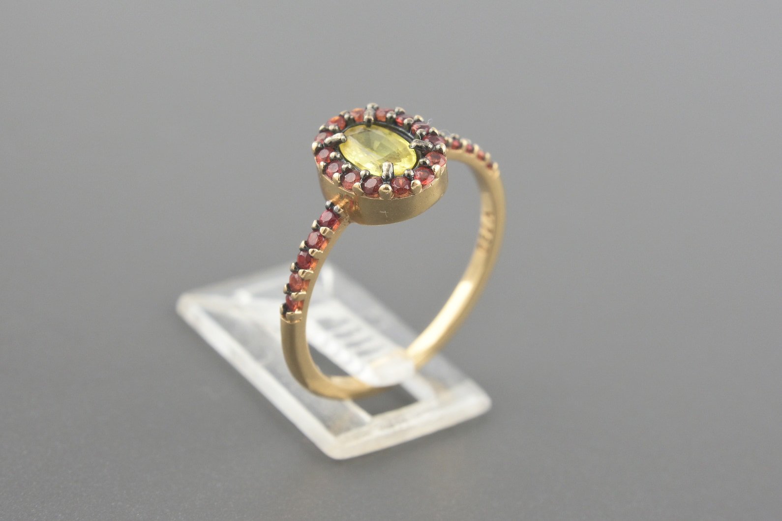 Anel Iris em Ouro Rose 18k com Safira Amarela de 6x4mm e Safiras Laranjas