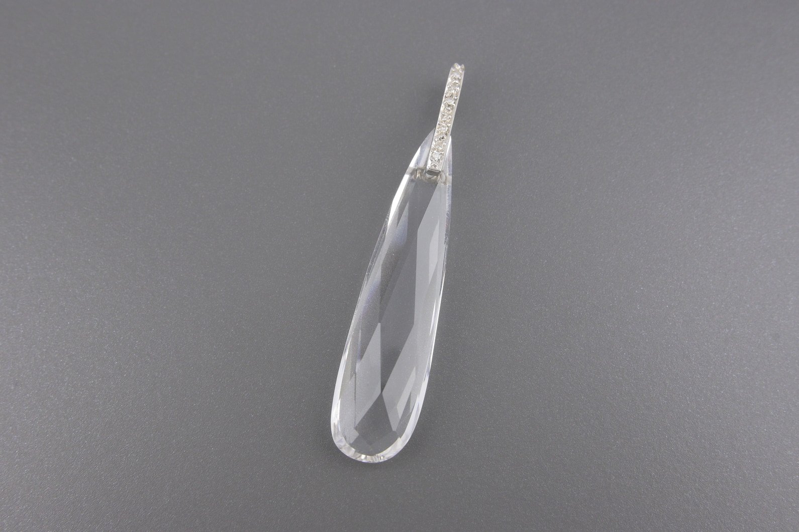 Pingente em Ouro Branco 18k com Quartzo de 41x10mm e Aprox. 2pts de Brilhantes
