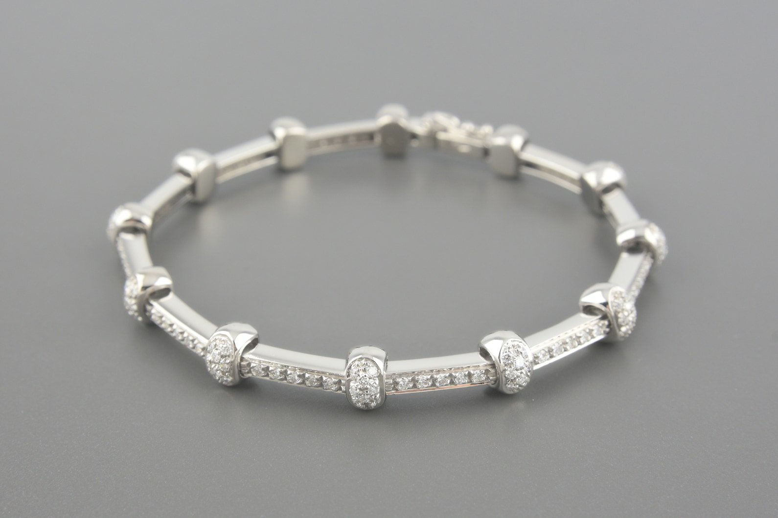 Pulseira em Ouro Branco 18k com Aprox. 1.6ct de Brilhantes