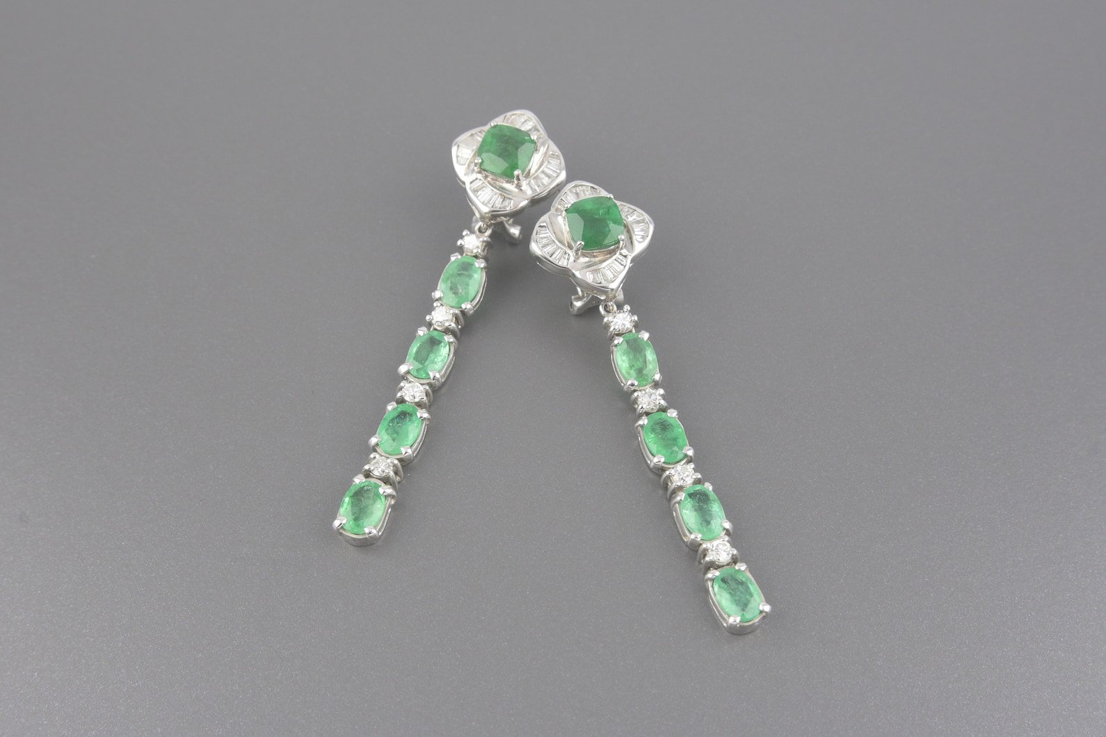 Brincos em Ouro Branco 18k com Esmeraldas (Quadradas de 6x6mm e 5.9x5.9mm e Ovais de 4x6.28mm) e Aprox. 56pts de Brilhantes e Aprox. 48pts de Diamantes Baguete