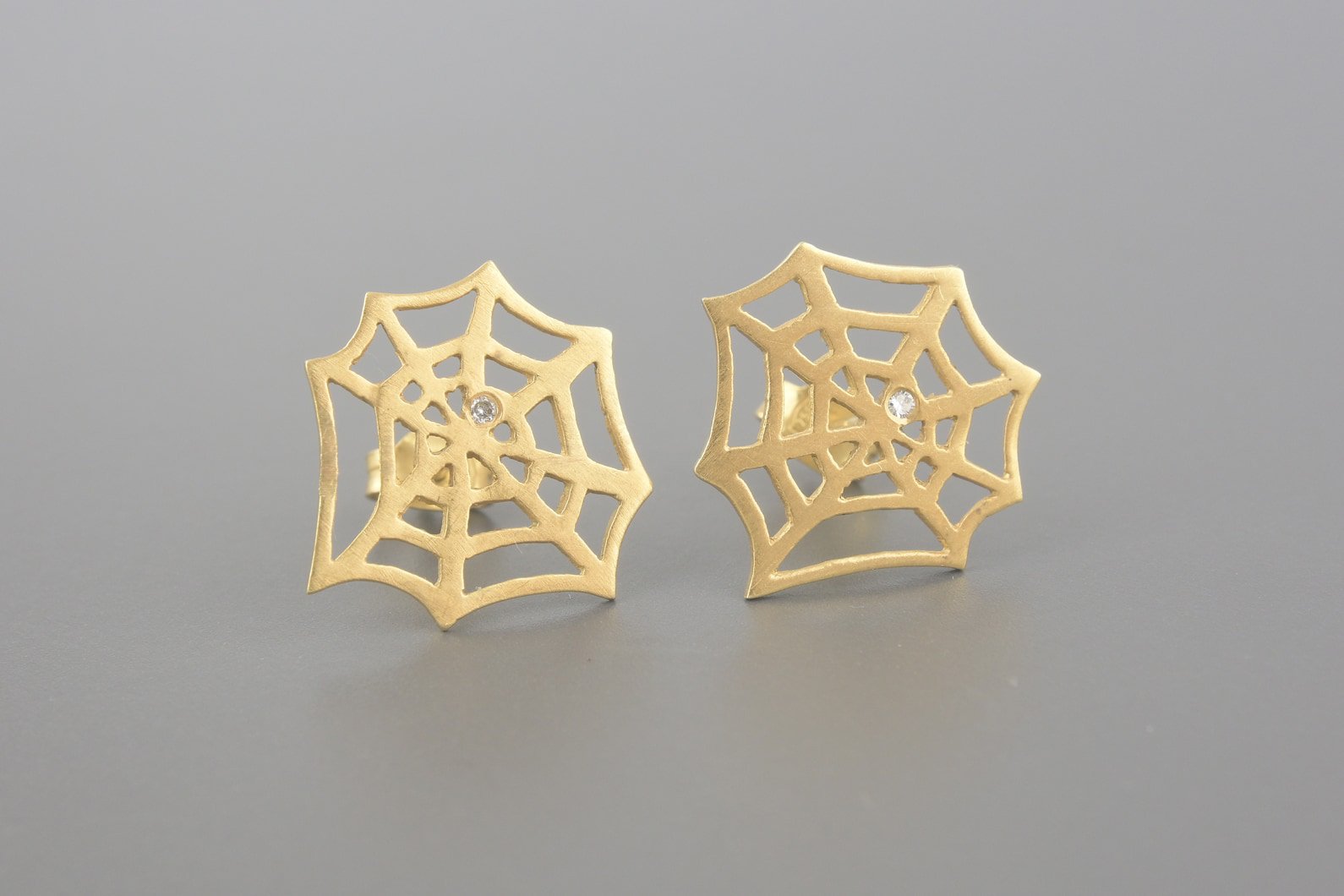 Brincos Teia em Ouro Amarelo 18k com Aprox. 2pts de Brilhantes